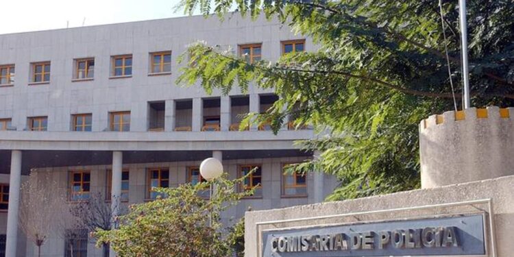 El auge de los viajes tras el Covid y la falta de personal colapsan la renovación de DNI y pasaportes