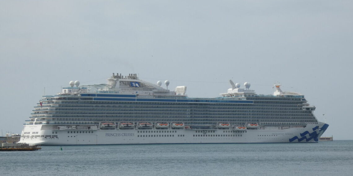 El crucero ‘Princesa Encantada’ llega al puerto de Málaga