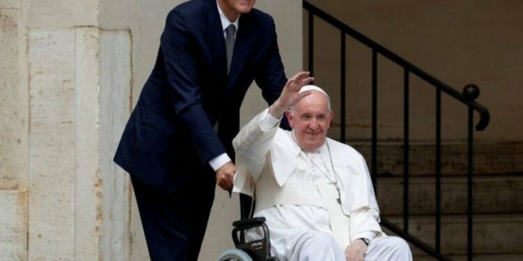 El papa Francisco postergó sus viajes por indicación médica debido a sus dolores en la rodilla