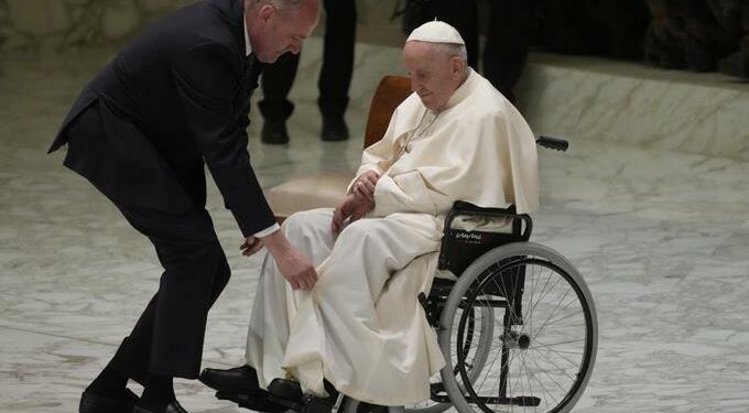 El papa Francisco suspenden nuevos viajes por problema de la rodilla