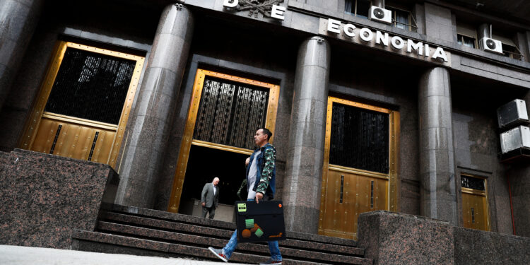 Comienzan a observarse desvíos en el cumplimiento de las tres principales metas pautadas con el FMI (Acumulación de Reservas Netas, Déficit primario del sector público Nacional y tope de Asistencia del BCRA al Tesoro) (EFE)
