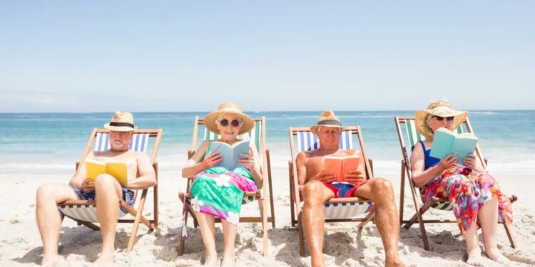 Personas mayores en la playa
