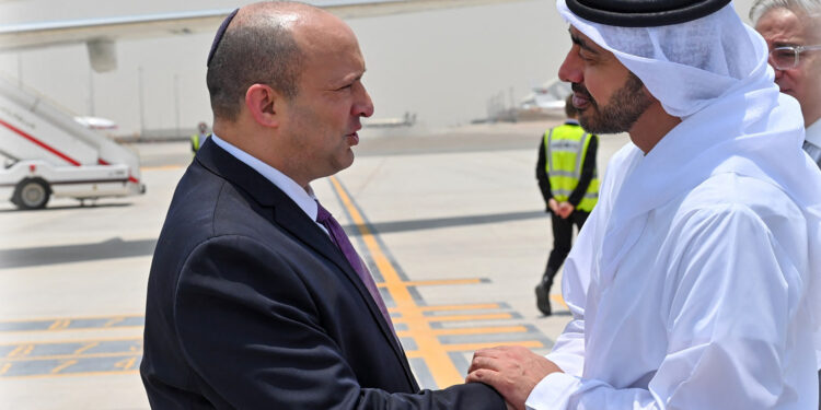 Naftali Bennett arriba a Abu Dhabi