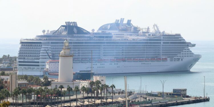 Un crucero junto a La Farola. Álex Zea/Europa Press