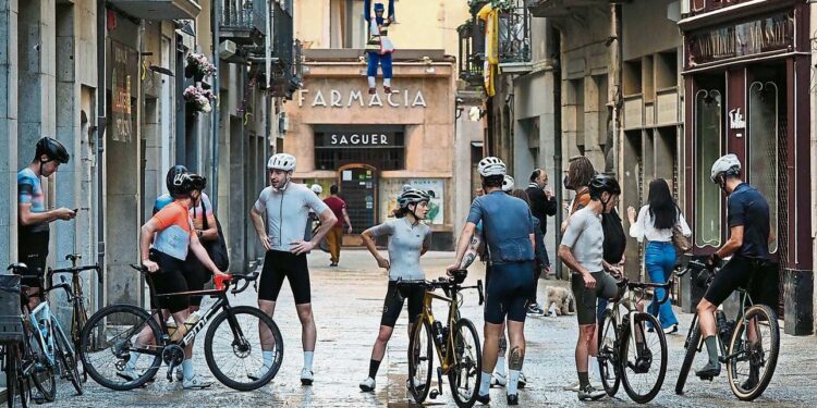 El turismo de bicicleta sacude Girona tras el letargo pandémico