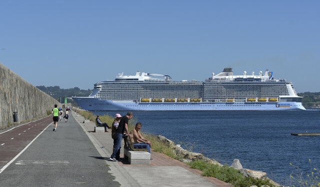 Archivo - Trasatlántico atracado en el puerto de A Coruña