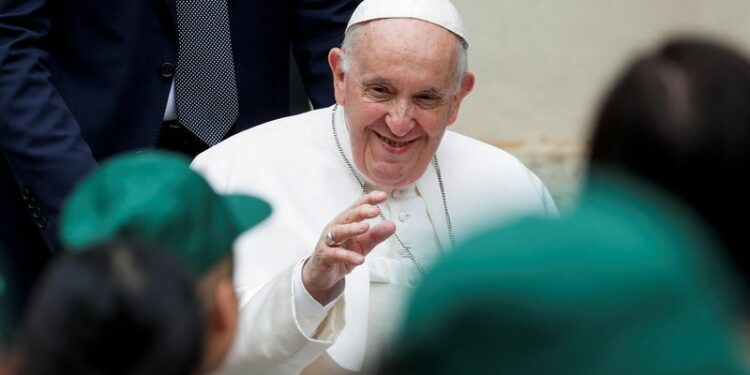 El Papa Francisco llega para reunirse con niños con discapacidades y niños ucranianos que huyeron de su país debido a la invasión de Rusia, en el Vaticano. 4 de junio, 2022. REUTERS/Remo Casilli