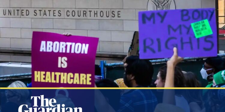 Empresas de EU se comprometen a pagar viajes por aborto de empleadas