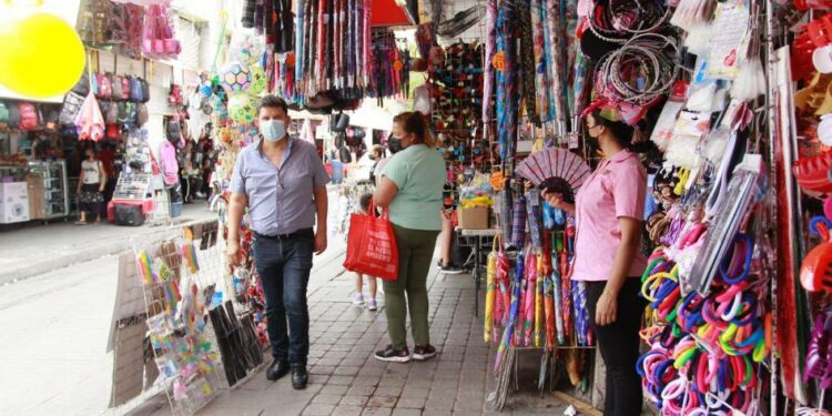 En Culiacán, cientos de comercios ambulantes y establecidos invaden las banquetas del Centro
