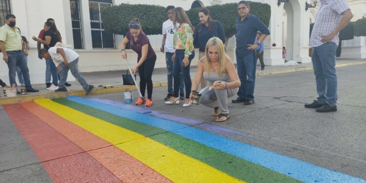 Escuinapa se suma a una sociedad incluyente con crucero LGBT+