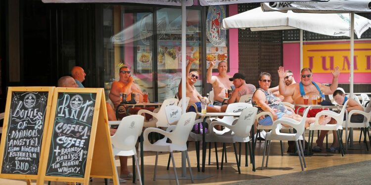 España pierde un millón de turistas rusos pero multiplica por 5.000% los ingleses