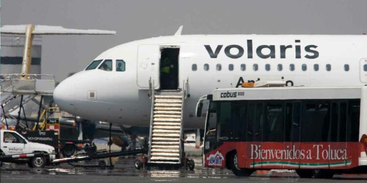 descenso de tripulación de volaris en aeropuerto de toluca