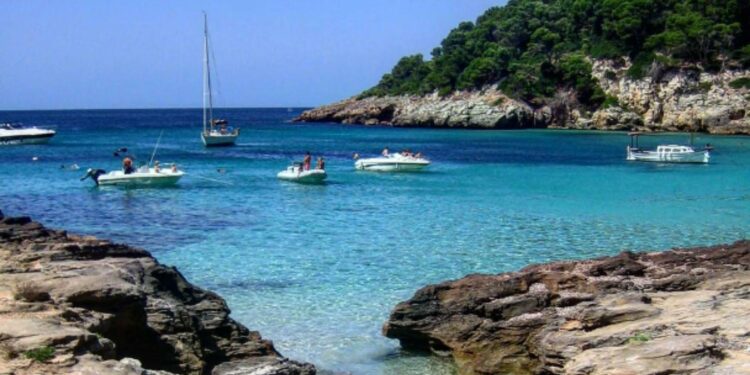 Esta playa de España en la que solo se puede acceder en barco, entre las mejores de Europa