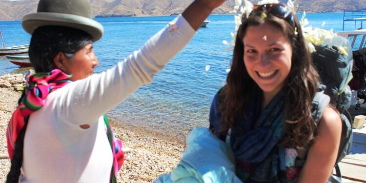 04-08-2021 Una turista agasajada por una mujer indígena de Perú..
El turismo puede convertise en una salida para las comunidades indígenas de Perú tras la pandemia sanitaria como es el caso de la iniciativa conjunta 'La Tierra de Los Yachaqs', desarrollada por ocho comunidades del Valle Sagrado de los Incas.
SOCIEDAD
CODESPA