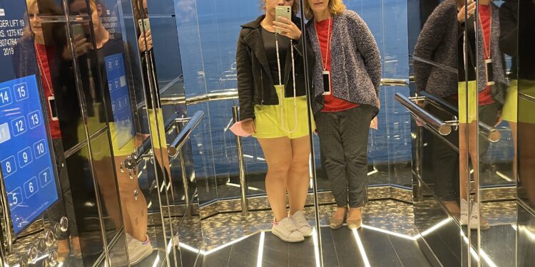 Elena Maroto y su hija a bordo del MSC Grandiosa.