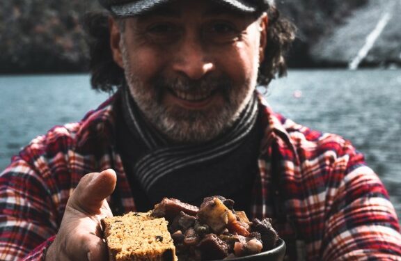 Este chef graba sus mejores recetas de cocina de montaña en los paraísos de nuestra cordillera