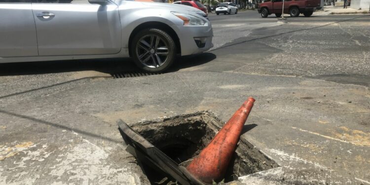 Falta rejilla en registro pluvial en bulevar Costero y Sanginés