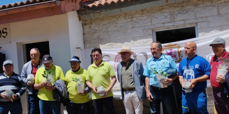 Foto de familia con los ganadores en las diferentes pruebas de deportes autóctonos.