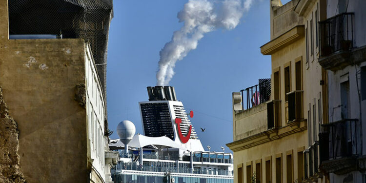Frente a las emisiones y el ruido, el Puerto de Cádiz será pionero entre los españoles en ofrecer conexión eléctrica a los cruceros atracados