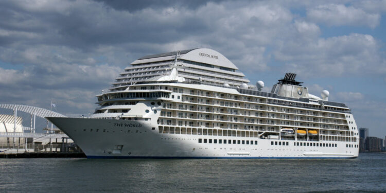 Gijón recibe al crucero de superlujo 'The World'
