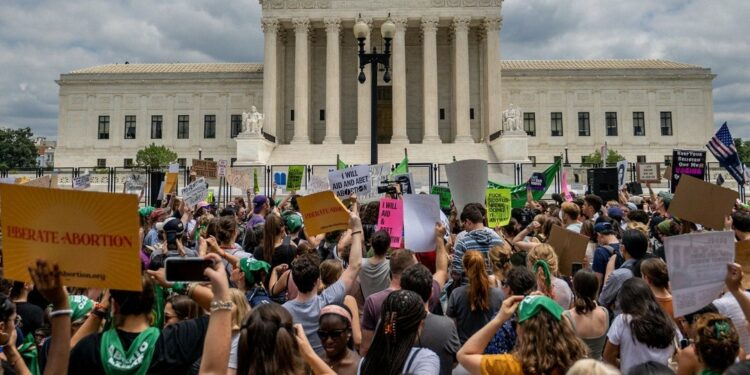 Grandes empleadores dicen que pagarán los viajes de aborto después de reversión
