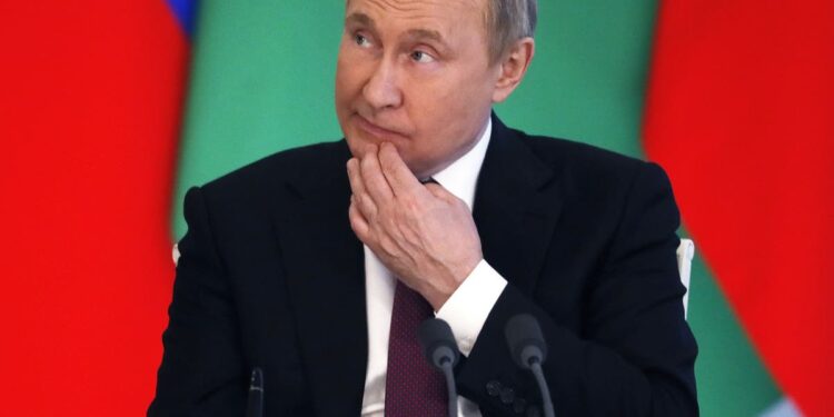 Guardaespaldas de Putin “recogen sus heces en viajes al extranjero y los regresan a Rusia”