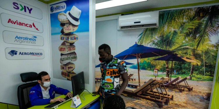 Haitianos expulsados de EEUU impulsan los vuelos chárter a América Latina