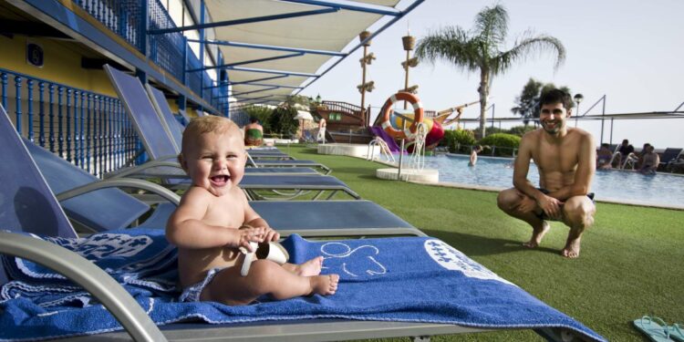 Un huésped feliz en la piscina del Royal Son Bou.