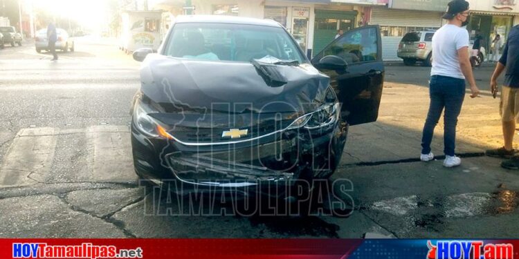 Hoy Tamaulipas - Choque en Tamaulipas Ebrio se pasa en rojo choca y lesiona a mujer en Nuevo Laredo