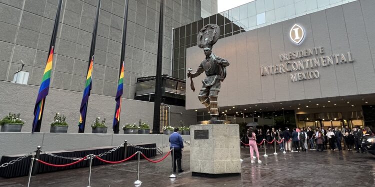 IHG Hotels Resorts, certificada en México como “Mejor Lugar para trabajar por Equidad LGBTQ+”, iza la bandera con la comunidad