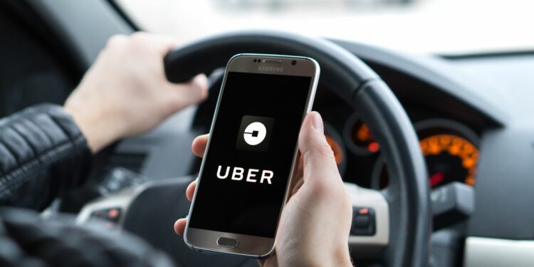 Uber y Lyft enfrentan nuevos desafíos en 2022.
