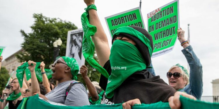 JPMorgan, Meta y Disney prometen pagar viajes para que mujeres puedan abortar en estados de EU – El Financiero