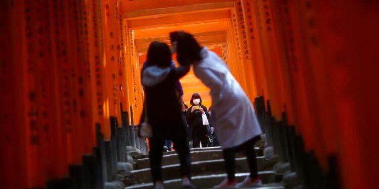Japón se abrirá a los turistas después de dos años, pero sólo con mascarillas, seguros y guías