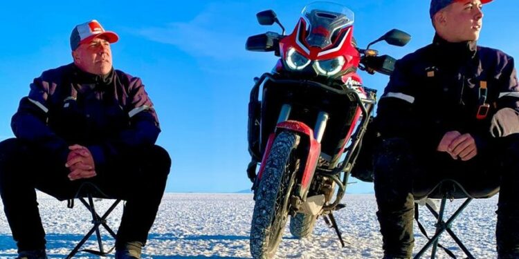 Maxi y Joaquín Castagno con su moto en el Salar de Uyuni, Bolivia