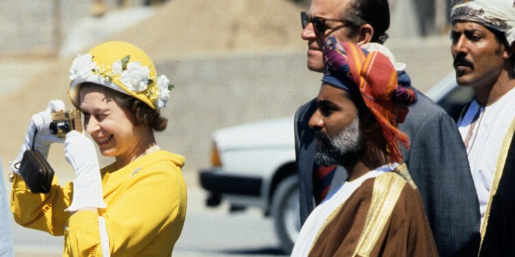 La reina Isabel en 70 imágenes memorables de sus viajes reales