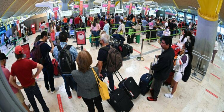 Las agencias de viajes reclaman al Gobierno incrementar el refuerzo de efectivos en aeropuertos