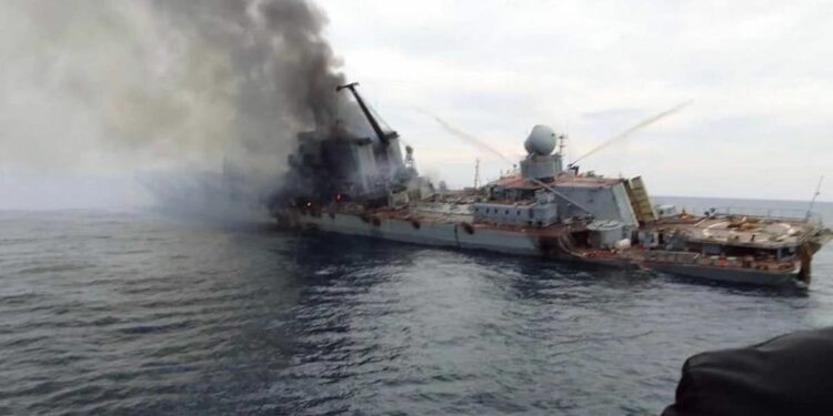 Imagen del hundimiento del crucero ruso misilístico Moskva