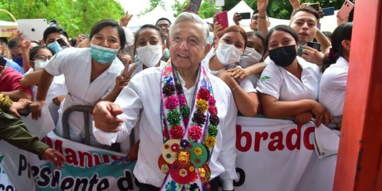 López Obrador supervisa caminos en La Montaña de Guerrero