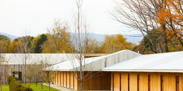 hotel con cesped y arboles