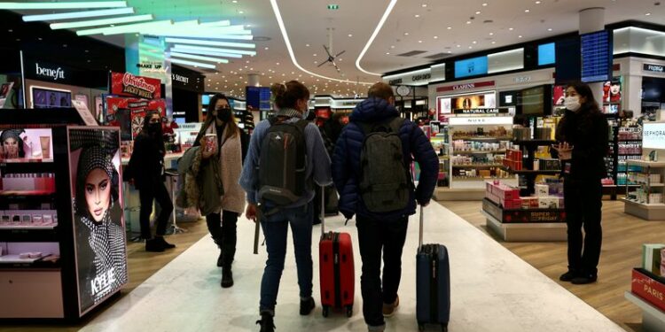 FOTO DE ARCHIVO: Pasajeros en el aeropuerto de París Charles de Gaulle cerca de París, Francia, 2 de diciembre del  2021. REUTERS/Sarah Meyssonnier