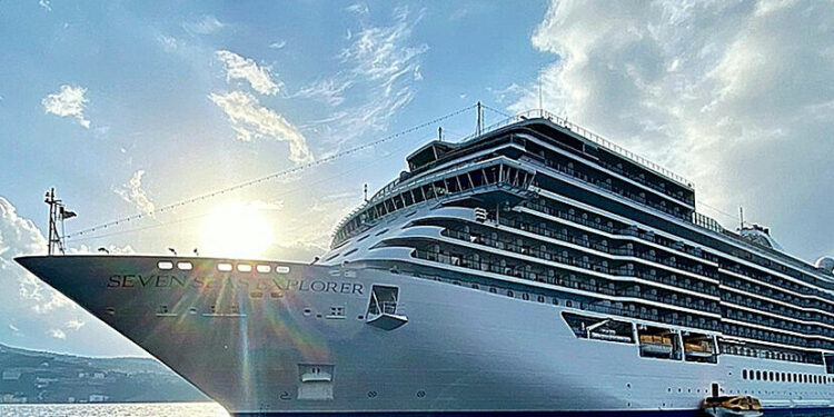 Los cruceros de lujo viajan hacia destinos lejanos