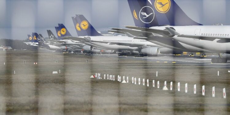 Lufthansa cancela 3.100 vuelos a medida que aumenta el caos en los viajes por Europa