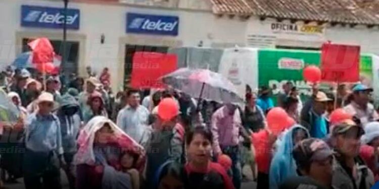 Marchan y bloquean habitantes de Teopisca