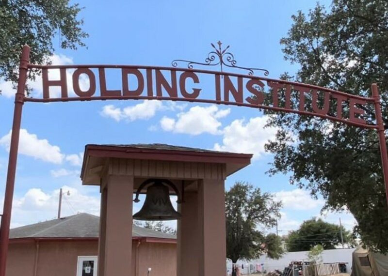 Fachada del albergue