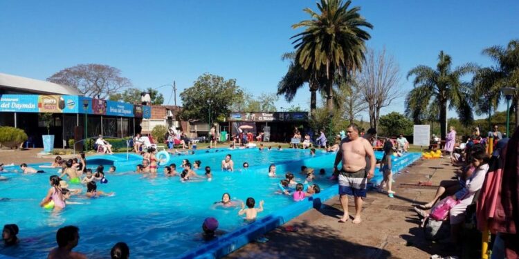 Operadores privados consideran que bajará turismo interno por viajes al exterior, en especial a Argentina