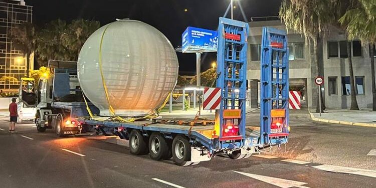 Operativo especial en la ciudad de Cádiz para el transporte de la Zona Franca al muelle de un satélite destinado a crucero