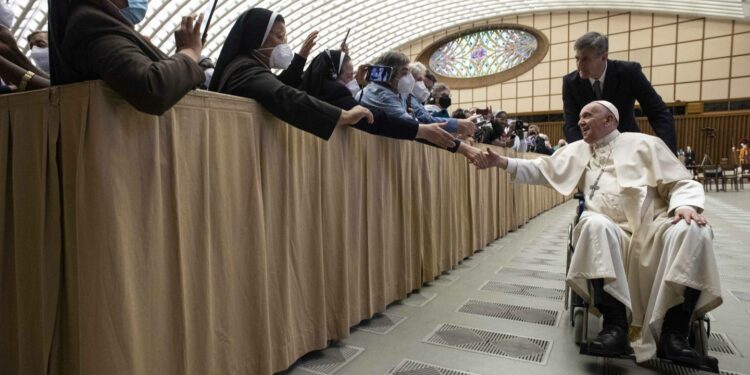 Papa Francisco cancela viajes por dolor de rodilla