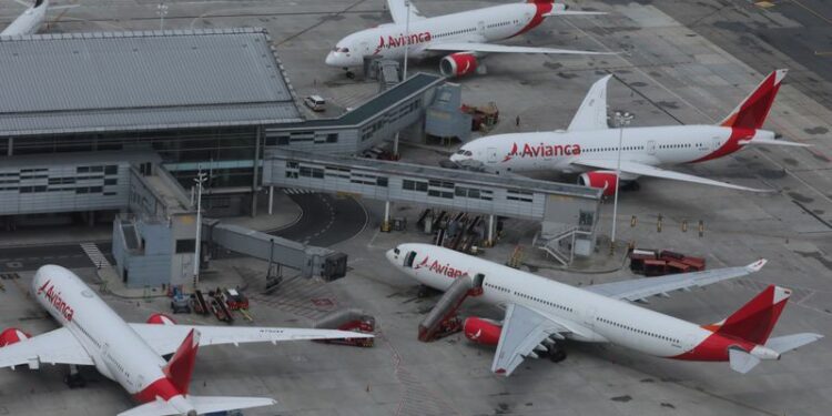 Foto de archivo. Una vista aérea muestra aviones de la aerolínea Avianca estacionados en el Aeropuerto Internacional El Dorado en Bogotá, Colombia, 7 de abril, 2020. Foto: REUTERS/Luisa González