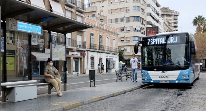 Paradas a demanda en horario nocturno y viajes gratuitos hasta los 6 años en Emtusa