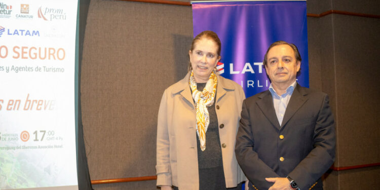 La embajadora del Perú, Milagros Castañón Seoane y Enrique Alcaide, gerente general de LATAM Airlines Paraguay.
